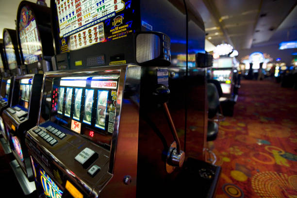 Tampilan studio live dealer Texas Hold'em Bonus nagaapi dengan dealer profesional dan kartu komunitas